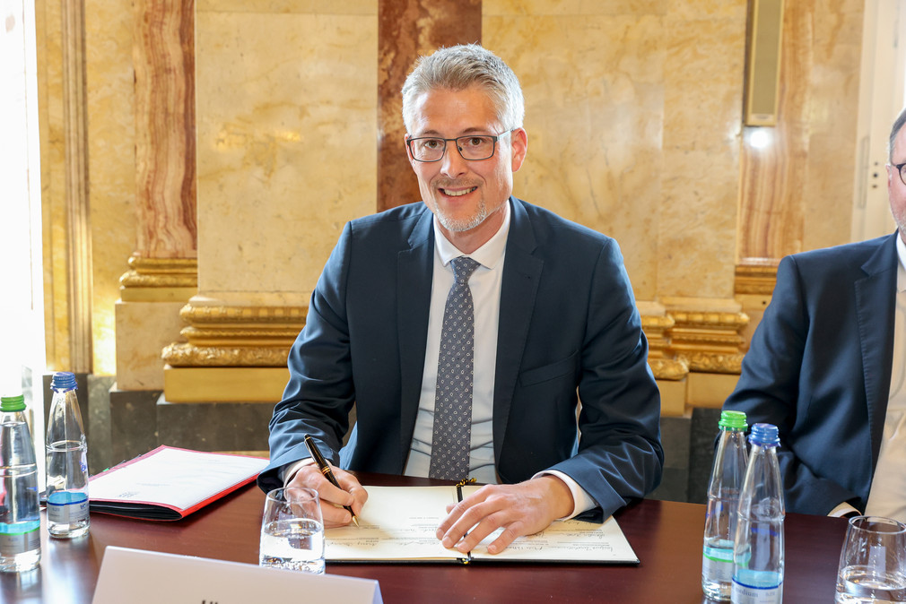 Steffen Jäger, Präsident des Gemeindetags Baden-Württemberg, bei der Unterzeichnung des Bündnisses 