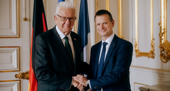 Ministerpräsident Winfried Kretschmann (links) und Jacques Witkowski (rechts), Präfekt der Region Grand Est
