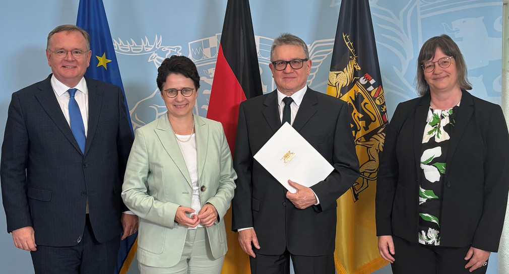 von links nach rechts: Amtschef des Ministeriums der Justiz und für Migration Elmar Steinbacher, Ministerin der Justiz und für Migration Marion Gentges, Leitender Oberstaatsanwalt bei der Staatsanwaltschaft Hechingen a.D. Jens Gruhl und die Leitende Oberstaatsanwältin der Generalstaatsanwaltschaft Stuttgart Sandra Bischoff