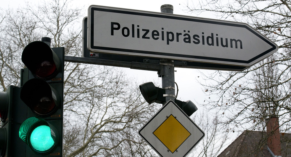 Schild Polizeipräsidium.