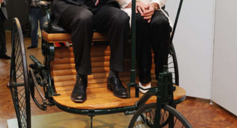 Dieter Zetsche (l.), Vorstandsvorsitzender der Daimler AG, sitzt am Freitag (15.07.2011) im Landesmuseum für Technik und Arbeit in Mannheim zusammen mit Jutta Benz (r.), der Urenkelin von Carl Benz, auf einem Nachbau des Benz Patent-Motorwagen von 1886. 