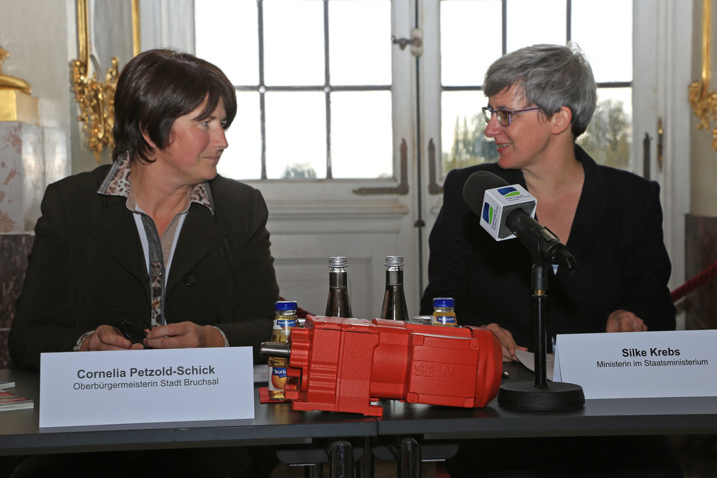 Bruchsals Oberbürgermeisterin Cornelia Petzold-Schick (l.) und die Ministerin im Staatsministerium, Silke Krebs (r.) (Foto: Fotofreunde Heidelsheim)