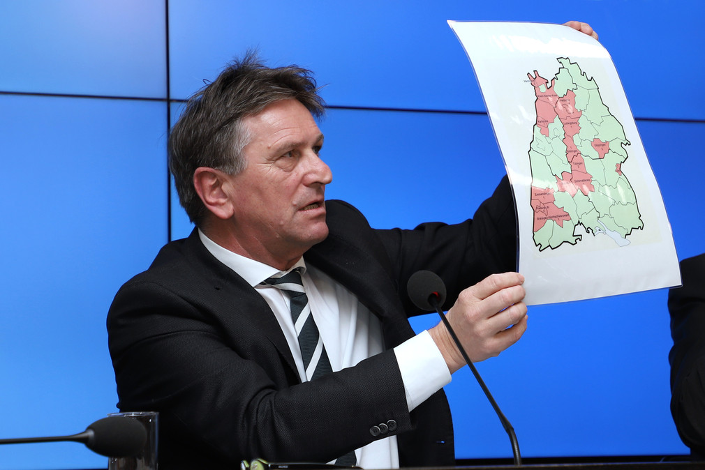 Gesundheitsminister Manne Lucha zeigt bei der Regierungspressekonferenz eine Karte mit bestätigten Coronavirus-Fällen in Baden-Württemberg(Bild: Staatsministerium Baden-Württemberg)