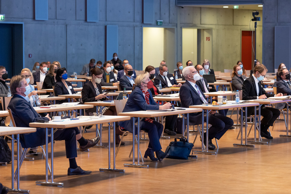 (von links nach rechts, erste Reihe): Minister für Soziales, Gesundheit und Integration Manne Lucha, Ministerin für Wissenschaft, Forschung und Kunst Theresia Bauer, Ministerpräsident Winfried Kretschmann und Staatsminister Dr. Florian Stegmann.