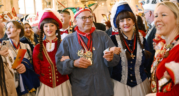 Innenminister Thomas Strobl (Mitte) in Begleitung von zwei Gardemädchen