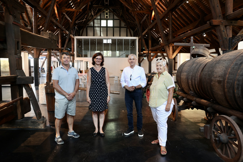 Tourismusreise Staatssekretär Rapp besucht Region Stuttgart Staatssekretär Rapp In Stuttgart-Uhlbach besuchte Staatssekretär Rapp das Weinbaumuseum und die Vinothek in der historischen „Alten Kelter“.