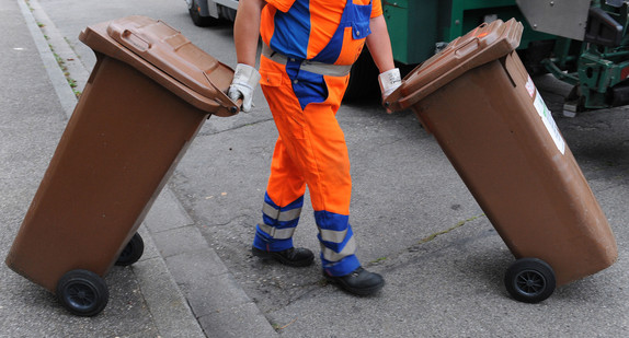 Müllmann bringt Müll weg. (Foto: dpa)