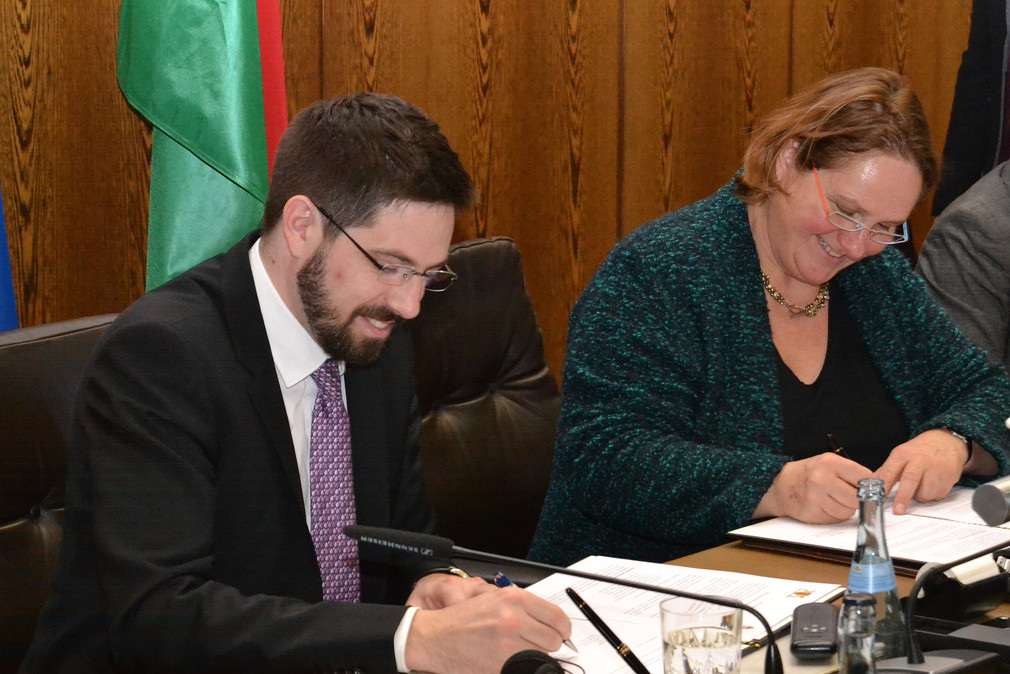 Der ungarische Staatssekretär für Wirtschaftsdiplomatie, Levente Magyar (l.) und Staatssekretärin Theresa Schopper (r.) bei der Unterzeichnung des gemeinsamen Protokolls