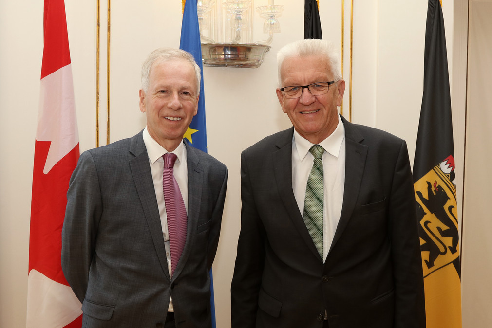Ministerpräsident Winfried Kretschmann (r.) und der kanadische Botschafter Stéphane Dion (l.)