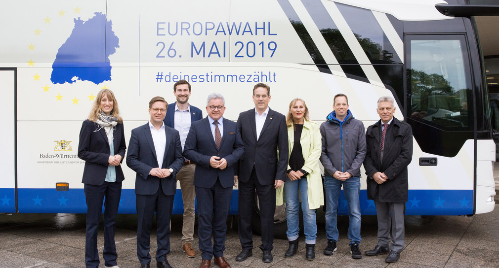 Minister Guido Wolf (4.v.l.) steht mit Projektpartnern vor dem Europawahl-Bus. (Bild: © Ministerium der Justiz und für Europa)