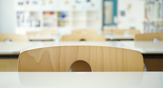 Stühle stehen in einem Klassenraum der Uhlandschule in Mannheim, einer Grund- und Werkrealschule. (Bild: picture alliance/Uwe Anspach/dpa)