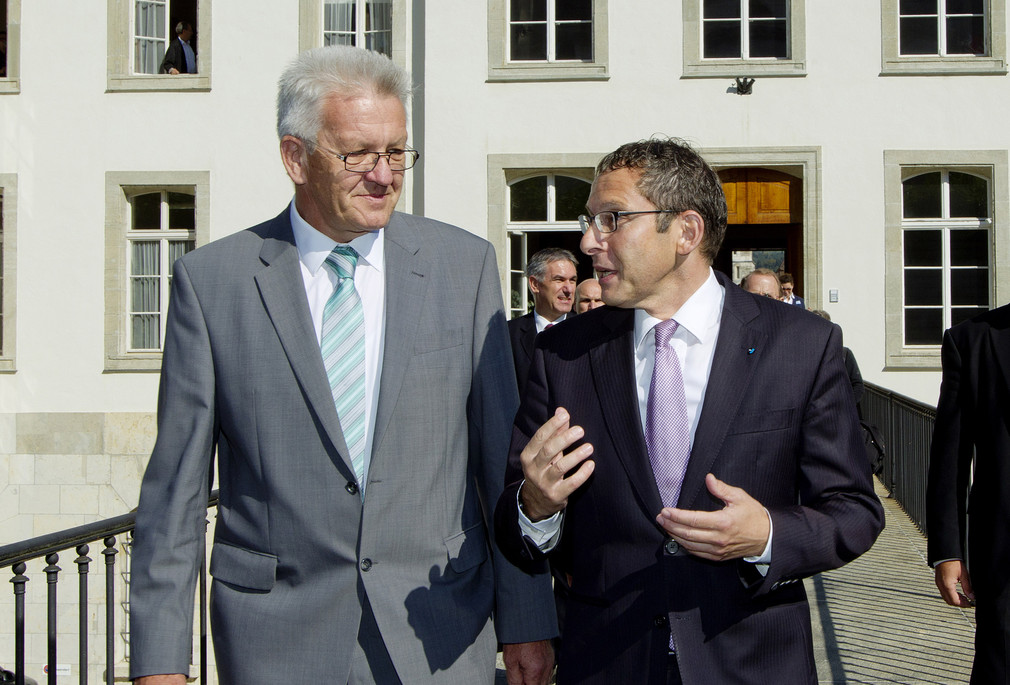 Ministerpräsident Winfried Kretschmann (l.) und Urs Hofmann (r.), Landammann des Kantons Aargau, am Mittwoch (31.08.2011) in Aarau (Schweiz) im Gespräch