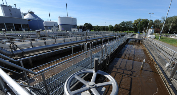 Die Außenaufnahme zeigt die Kläranlage des Abwasserzweckverbandes Raum Offenburg bei Griesheim