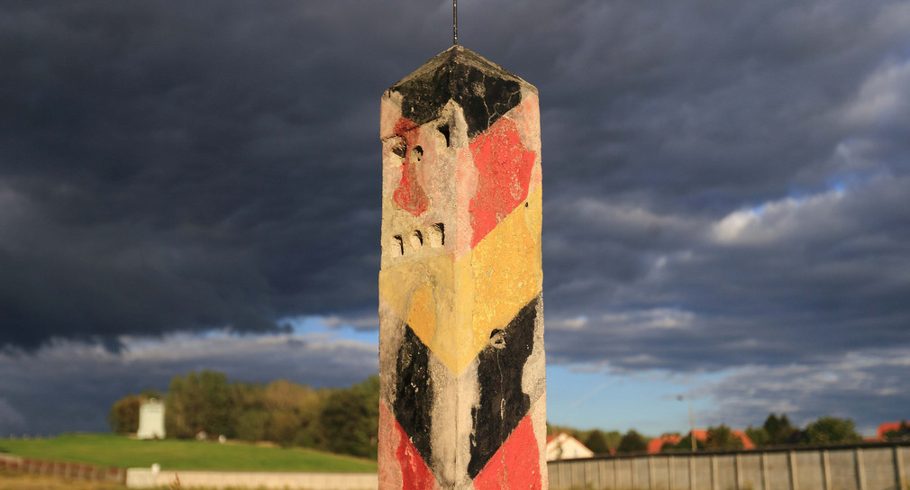 Ein verwitterter Grenzpfosten der DDR auf dem Gelände des Grenzdenkmals in Hötensleben (Sachsen-Anhalt)