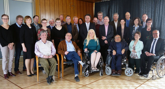 Die Mitglieder des Landes-Behindertenbeirats bei der konstituierenden Sitzung am 15. März 2017 (Bild: © Sozialministerium Baden-Württemberg).