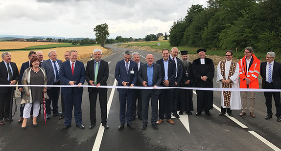 Verkehrsminister Winfried Hermann (8.v.r.) bei der Verkehrsfreigabe der L 1051 (Foto: Ministerium für Verkehr Baden-Württemberg)