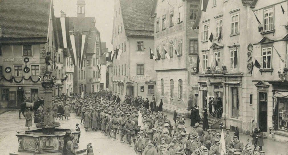 Kriegs-Heimkehrer in der Fürst-Wilhelm-Straße in Sigmaringen, Landesarchiv BW, StAS Sa T 1 Sa 74/160 (Quelle: © Landesarchiv BW)