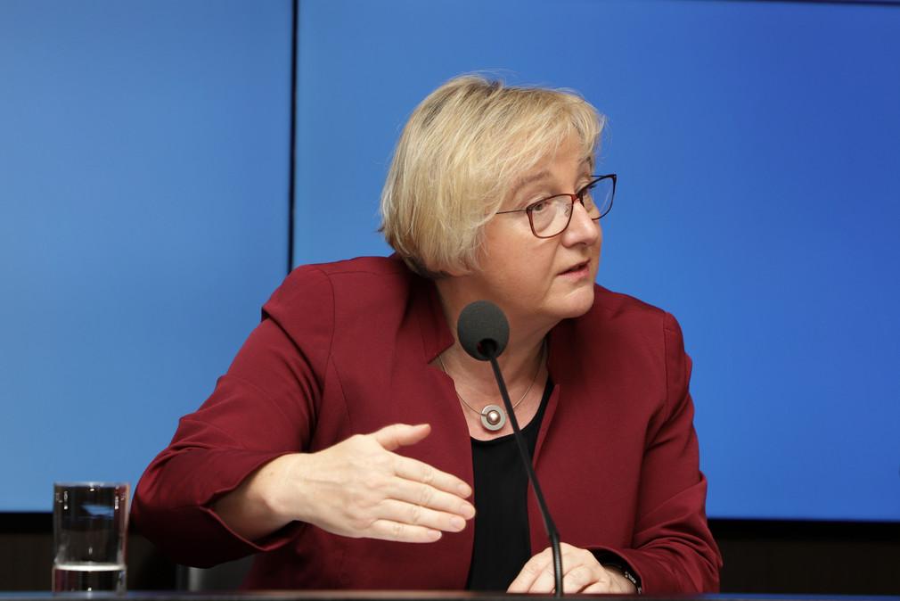 Wissenschaftsministerin Theresia Bauer am 5. November 2019 bei der Regierungspressekonferenz (Bild: Staatsministerium Baden-Württemberg)