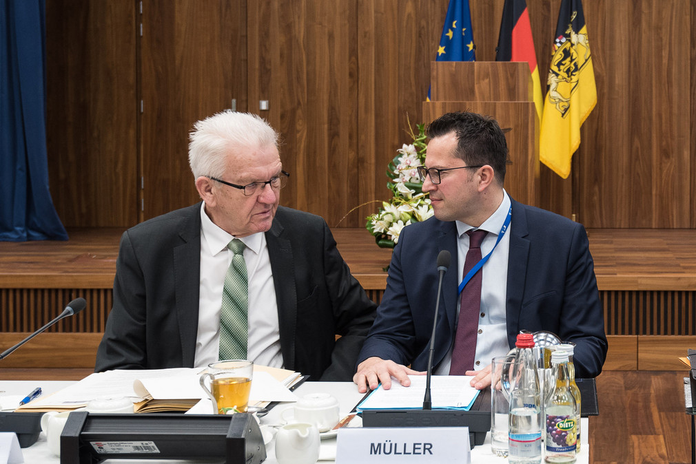 Ministerpräsident Winfried Kretschmann (links) im Gespräch mit dem Kabinettschef des EU-Haushaltskommissars, David Müller (rechts)