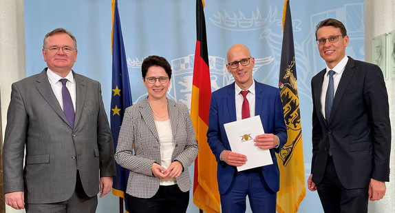 Übergabe der Ernennungsurkunde im Ministerium der Justiz und für Migration (von links nach rechts): Ministerialdirektor Elmar Steinbacher, Marion Gentges, Ministerin der Justiz und für Migration, Christoph Haiß, Vizepräsident des Oberlandesgerichts Stuttgart, und Dr. Andreas Singer, Präsident des Oberlandesgerichts Stuttgart.