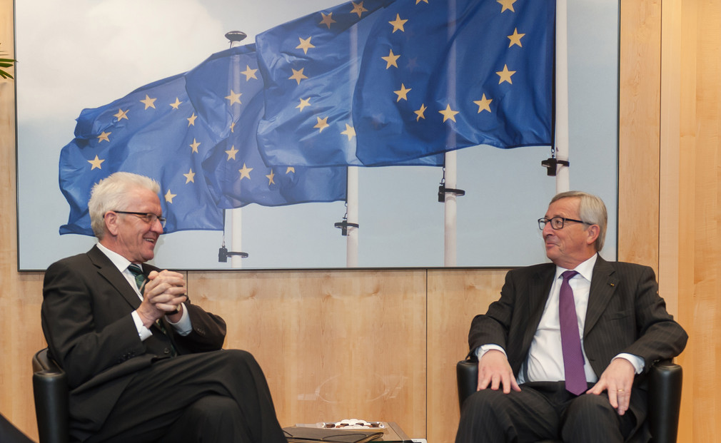 Ministerpräsident Winfried Kretschmann (l.) und EU-Kommissionspräsident Jean-Claude Juncker (r.) im Gespräch (Bild: © FKPH)