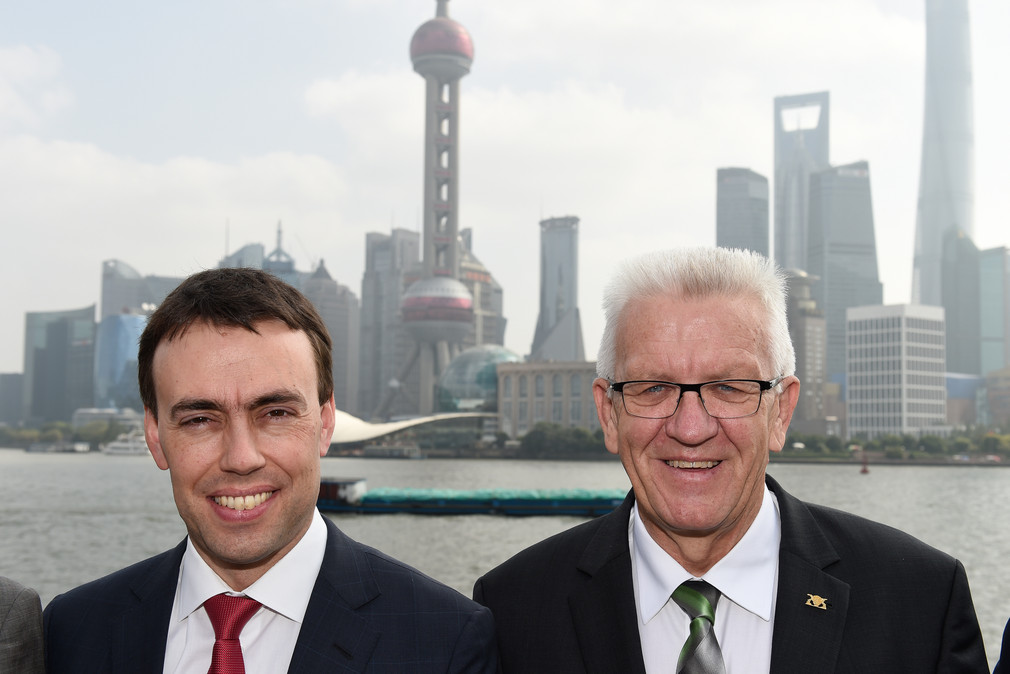Ministerpräsident Winfried Kretschmann (r.) und Wirtschafts- und Finanzminister Dr. Nils Schmid (l.) stehen auf dem Promenadenabschnitt „Bund“ in Shanghai. 