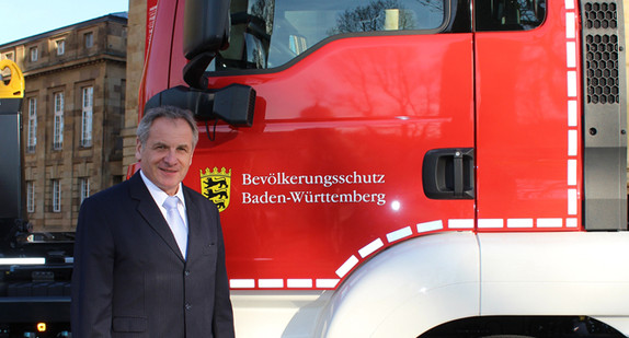 Innenminister Reinhold Gall vor einem der neuen Fahrzeuge für den Bevölkerungsschutz