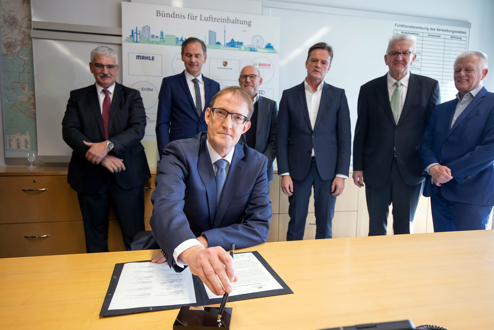 Markus Mord, Geschäftsführer des Marienhospitals, unterschreibt das Bündnis für Luftreinhaltung. (Bild: Staatsministerium Baden-Württemberg)
