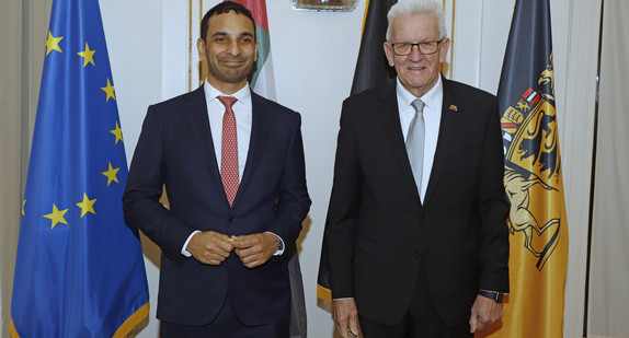 Ministerpräsident Winfried Kretschmann (rechts) und der Botschafter der Vereinigten Arabischen Emirate, Ahmed Alattar (links)