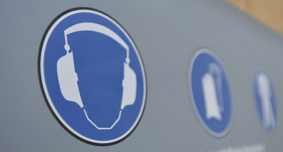 Auf einem Schild ist ein Piktogramm mit dem Hinweis auf Lärmschutz abgebildet. (Foto: dpa)