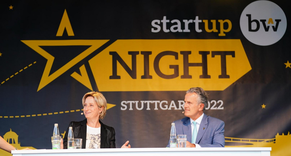 Wirtschaftsministerin Dr. Nicole Hoffmeister Krauf (links) und der Stuttgarter Oberbürgermeister Frank Nopper (rechts) auf der Start-up BW Night 2022
