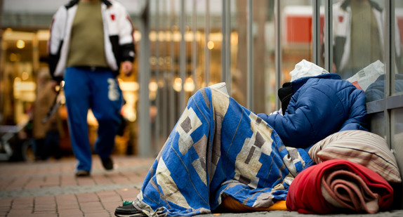 Ein Obdachloser schläft auf dem Boden. (Bild: © dpa)