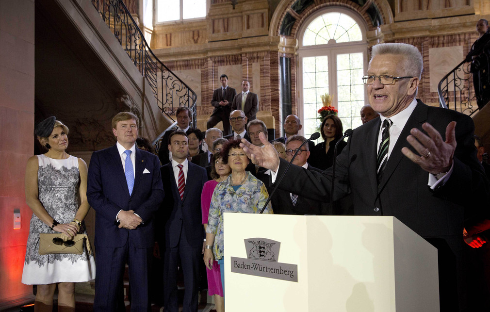 Ministerpräsident Winfried Kretschmann (r.) begrüßt König Willem-Alexander (2.v.l.) und Königin Máxima der Niederlande (l.)