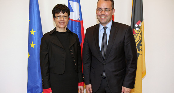 Minister Peter Friedrich (r.) und die Botschafterin der Republik Slowenien, Marta Kos Marko (l.), am 9. Mai 2014 im Clay Haus in Stuttgart