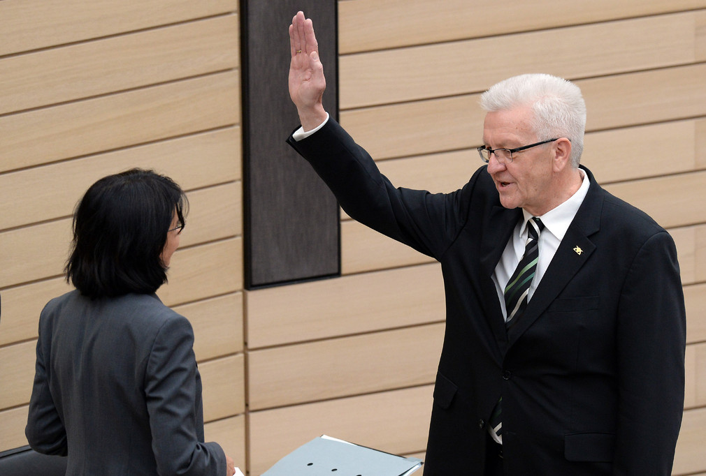 Ministerpräsident Winfried Kretschmann (r.) wird durch Landtagspräsidentin Muhterem Aras (l.) vereidigt (Foto: Landtagspressestelle)