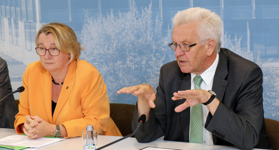 Ministerpräsident Winfried Kretschmann (r.) und Wissenschaftsministerin Theresia Bauer (l.) bei der Regierungspressekonferenz