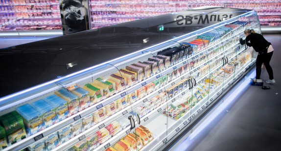 Käse im Kühlregal in einem Supermarkt. (Foto: © dpa)