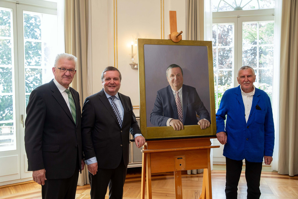 v.l.n.r.: Ministerpräsident Winfried Kretschmann, Ministerpräsident a.D. Stefan Mappus und der Künstler Jan Peter Tripp neben dem neuen Gemälde