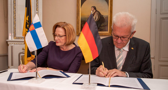 Terttu Savolainen (l.), Generaldirektorin des Regionalverwaltungsamtes Nordfinnland, und  Ministerpräsident Winfried Kretschmann (r.) bei der Unterzeichnung einer Vereinbarung in Oulu (Finnland) (Bild: © Staatsministerium Baden-Württemberg)