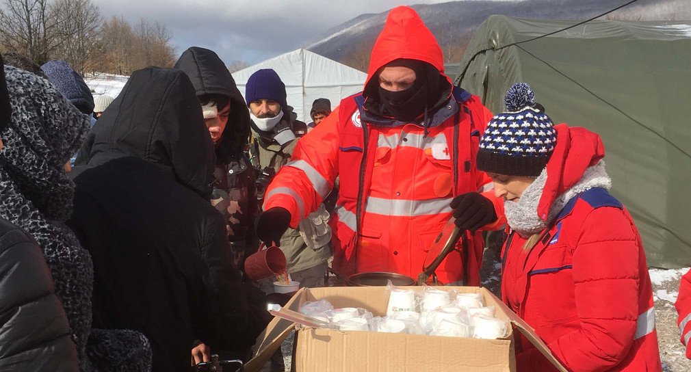 Ausgabe von heißem Tee im Flüchtlingslager Camp Lipa