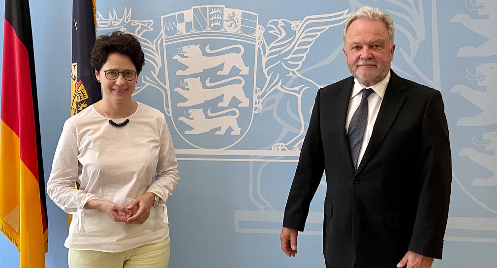 Justizministerin Marion Gentges (l.) und der Opferbeauftragte der Landesregierung Alexander Schwarz (r.).