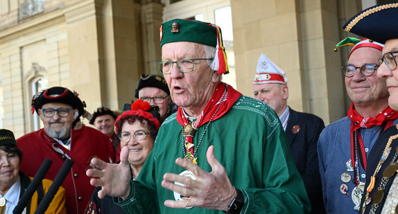 Ministerpräsident Winfried Kretschmann (Mitte) bei seiner Ansprache beim Närrischen Staatsempfang der Landesregierung vor dem Neuen Schloss in Stuttgart 