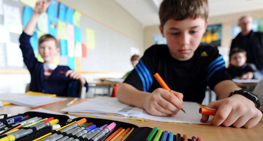 Schüler am Albert-Schweitzer-Gymnasium in Laichingen im Deutschunterricht der 5.Klasse. (Bild: Daniel Bockwoldt/dpa).