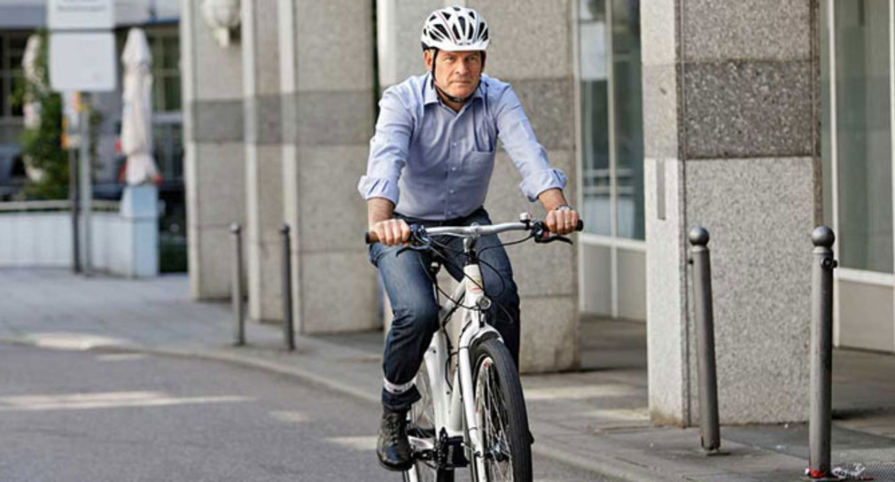 Winfried Hermann, Minister für Verkehr und Infrastruktur, auf einem Fahrrad (Bild: MVI BW).