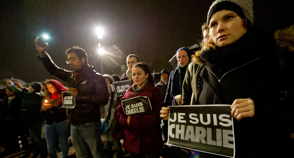 Menschen halten auf dem Schlossplatz in Stuttgart während einer Mahnwache kleine Plakate mit der Aufschrift "Je suis Charlie" in ihren Händen. (Foto: dpa)