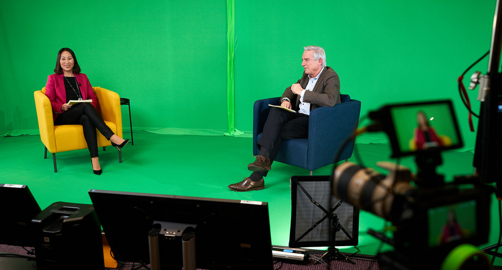 Digitalisierungsminister Thomas Strobl (r.) und Ariane Bertz (l.) führen durch das Programm des dritten CyberSicherheitsForums