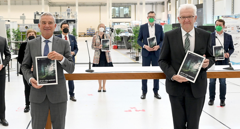 Thomas Strobl, Innenminister von Baden-Württemberg und Winfried Kretschmann, Ministerpräsident von Baden-Württemberg halten bei der Präsentation den Koalitionsvertrag der neuen grün-schwarzen Landesregierung in Baden-Württemberg in den Händen.