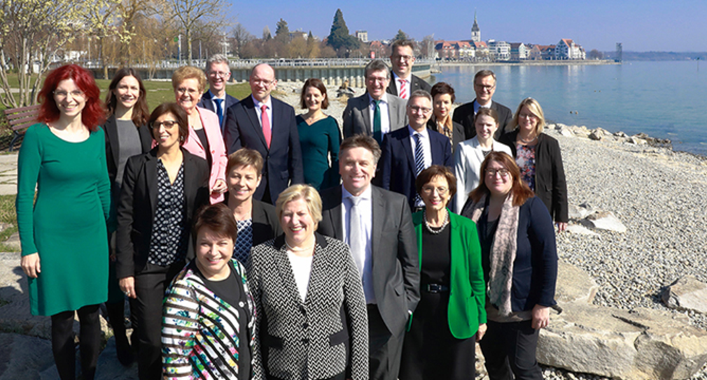 Gruppenfoto der Teilnehmenden der Integrationsministerkonferenz am Bodenseeufer
