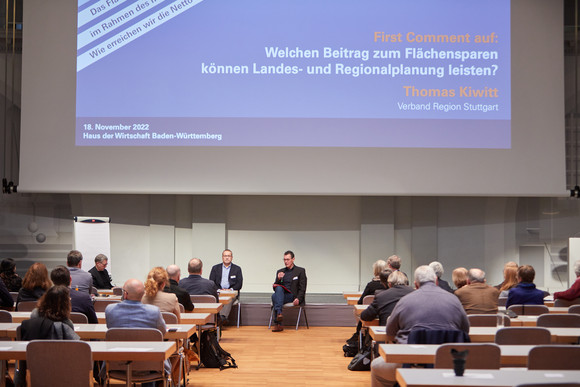 Landesentwicklung Veranstaltung zum Flächensparziel In kleineren Gruppen werden spezifische Fragen diskutiert.