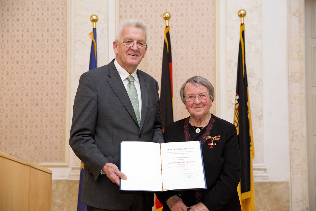 Ministerpräsident Winfried Kretschmann (l.) und Hildegard Weber (r.)